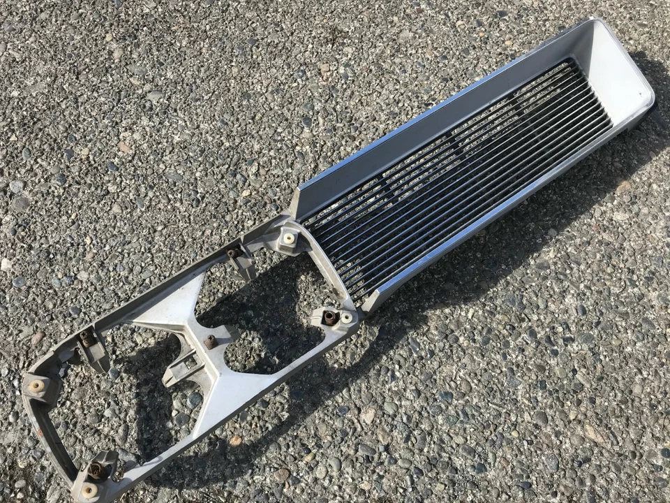 66 Pontiac Beaumont 1966 usado GM RH parrilla sección OEM Foto 3 de 4