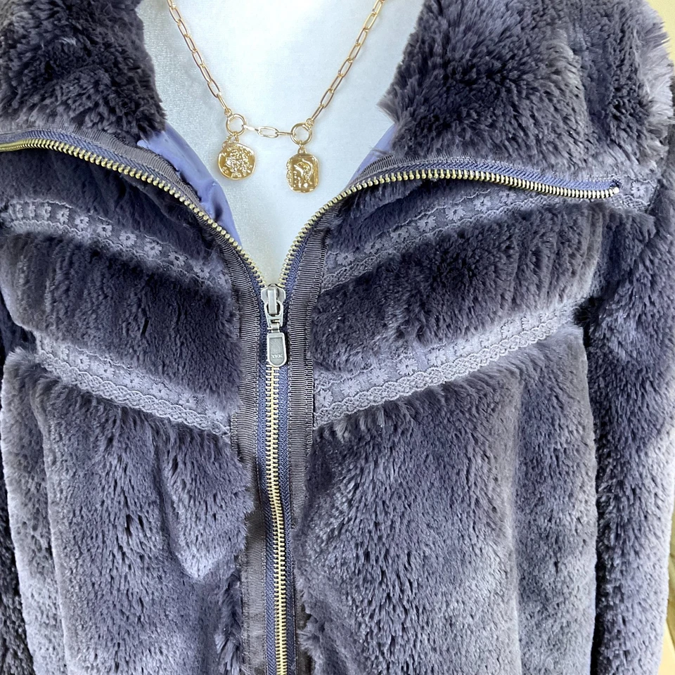 Chaqueta Anthropologie Piel Sintética Gris Cuello Alto Negra Cremallera Frontal Acentos de Encaje (XL) Foto 2 de 4