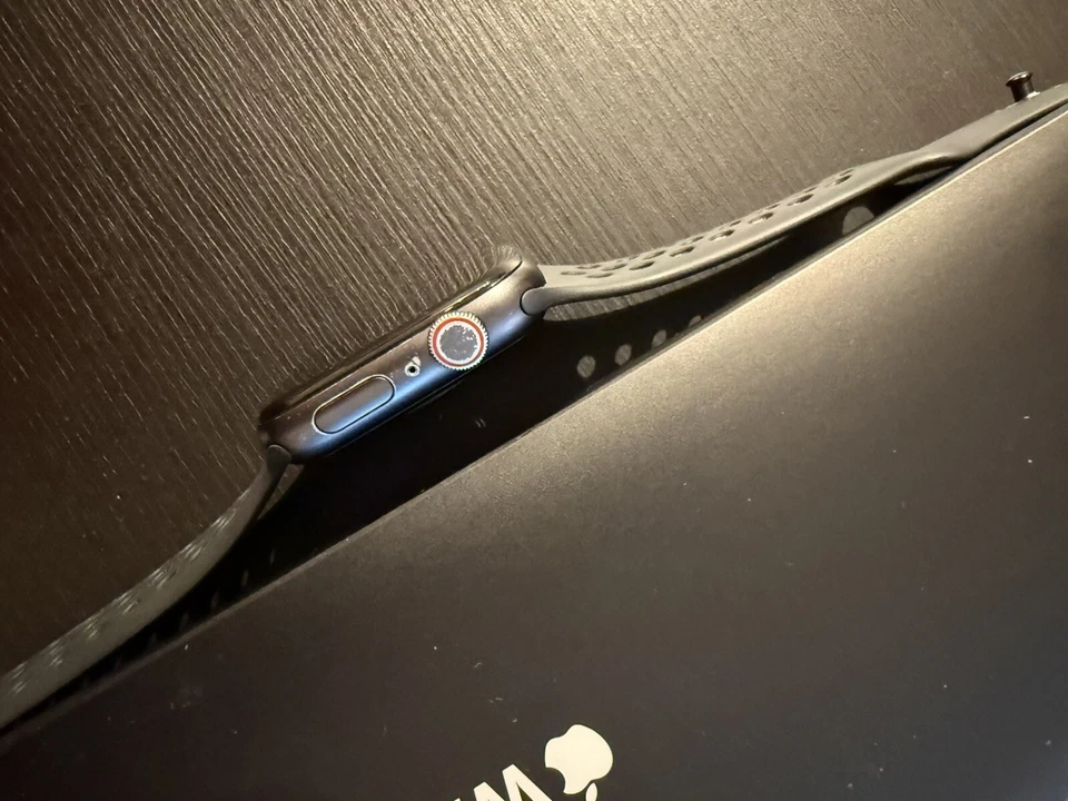 Apple Watch SE Nike 44mm Space Grau Aluminiumgehäuse mit Anthrazit/Schwarz..., Foto 3 von 5