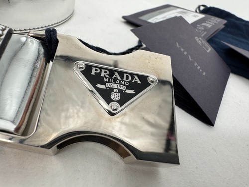 Cintura Prada Argento Nuova con etichette Pelle Argento Metallizzato Argento Triangolo Logo Fibbia Tg 95 - Foto 5 di 14