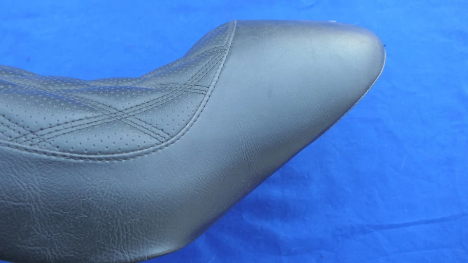 Asiento individual RSD Tracker Boss Harley FXST/FLST con kit de guardabarros RSD SOLO 2000-2017 Foto 3 de 4