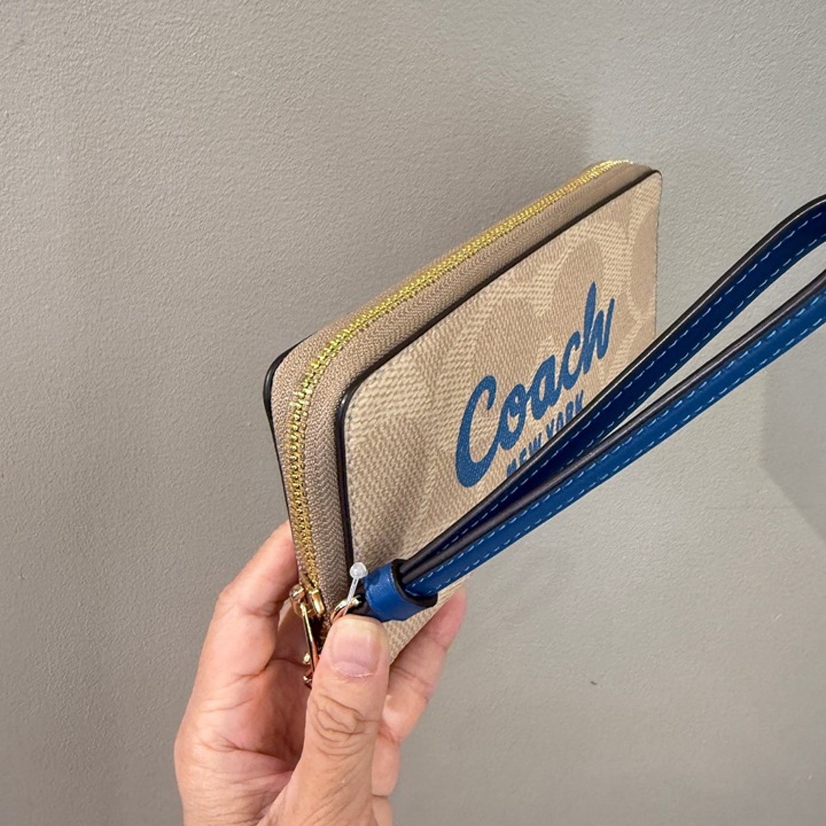 長財布 Coach Long Zip Around Wallet Coach Graphic CZ330 Coach CZ330 Long Zip Around Wallet In Signature Canvas With