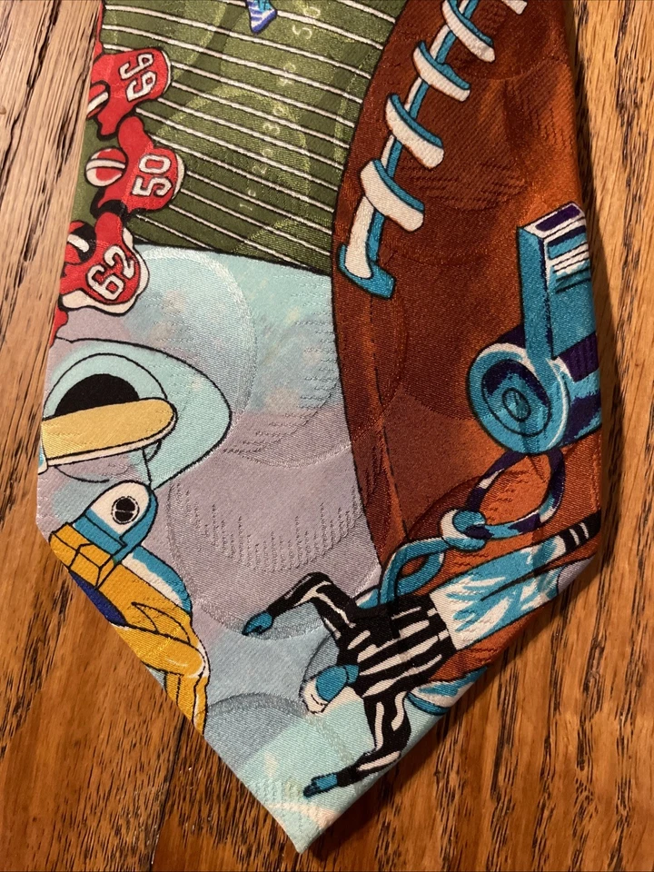 Corbata de seda vintage usada en excelente estado Nicole Miller 1991 cosida a mano tema fútbol arte pop Foto 3 de 4