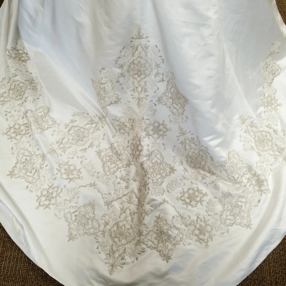 Nuevo con etiquetas Vestido de novia David's Bridal Oleg Cassini blanco satinado talla 6 encaje plateado con cuentas Foto 4 de 4