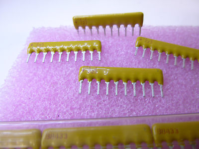 25 Stück/25 pieces  Resistor Array Network 5 x 2,2K? Widerstands Netzwerk  NEW *