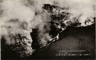 CPA Die geschmolzene Lava fällt von der schrecklichen Flamme herunter JAPAN (724291)