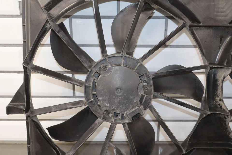 GMC Yukon Denali 2010-2014 ventilador de refrigeración eléctrico con cubierta OEM 6,2 L V8 Foto 3 de 4