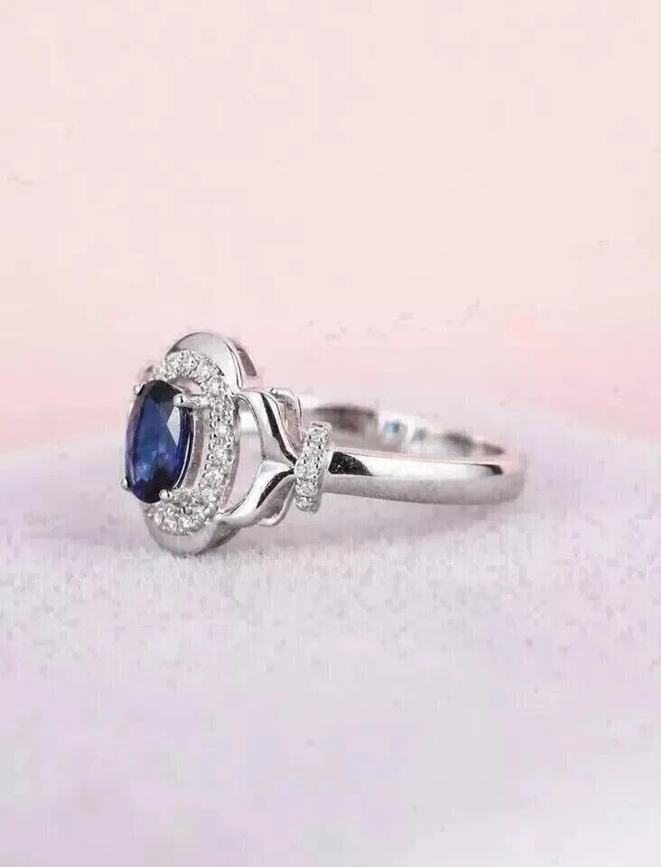Alianza de boda con halo de zafiro azul simulado de corte ovalado de 2 quilates enchapada en oro blanco de 14 k Foto 2 de 4