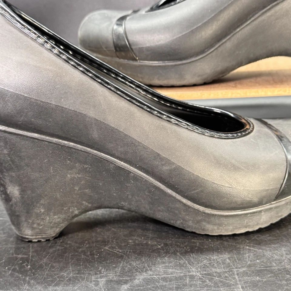 Zapatos sin cordones Crocs Lena de cuña para mujer talla 6 negros de goma lindos limpios Foto 3 de 4