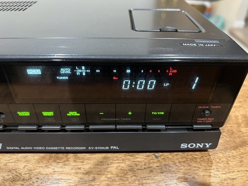 Sony EV-S700UB PAL DAV Video8 8mm Vide Tape Player Recorder For Repair Powers On - Picture 12 of 13