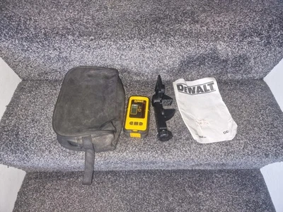 DEWALT DE0892 RED BEAM LASER DETECTOR / BRACKET / MANUAL / BAG / 9V BATTERY - Image 1 of 3