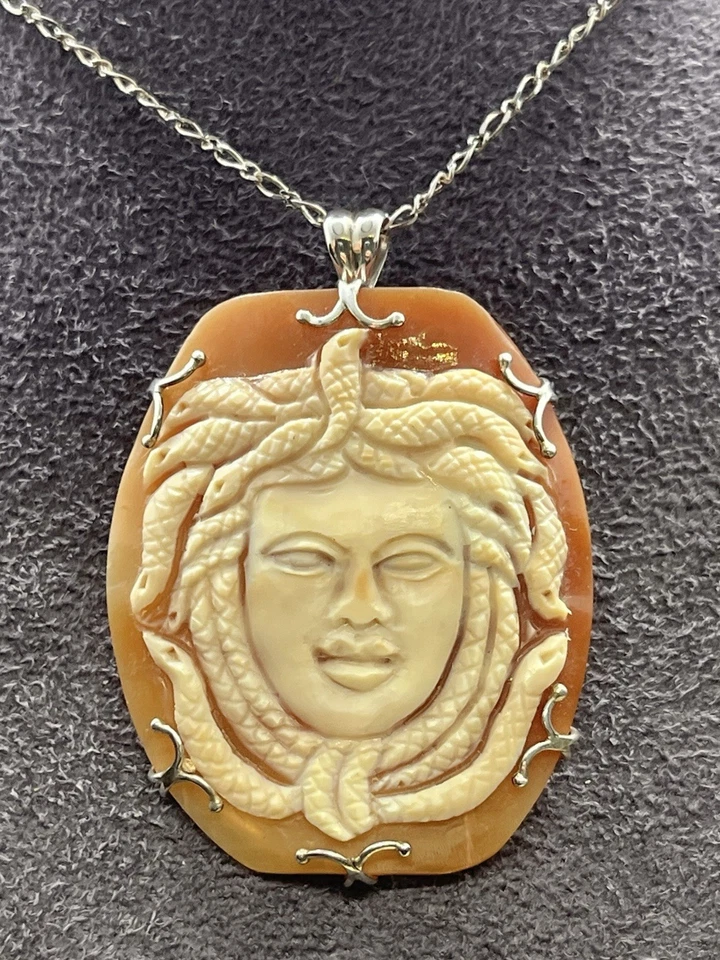 Ciondolo/Spilla Cammeo Corniola 45 Mm -Medusa- In Argento 925 Inciso A Mano - Immagine 2 di 4