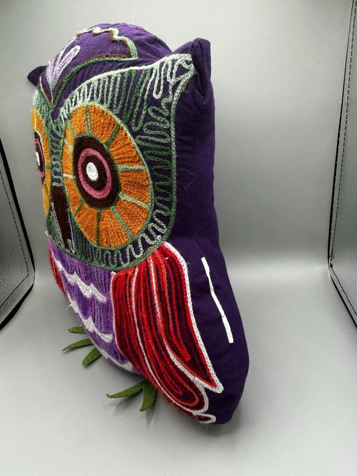 Almohada Búho Vintage Company Decoración Varios Colores. La espalda es morada. Foto 4 de 4
