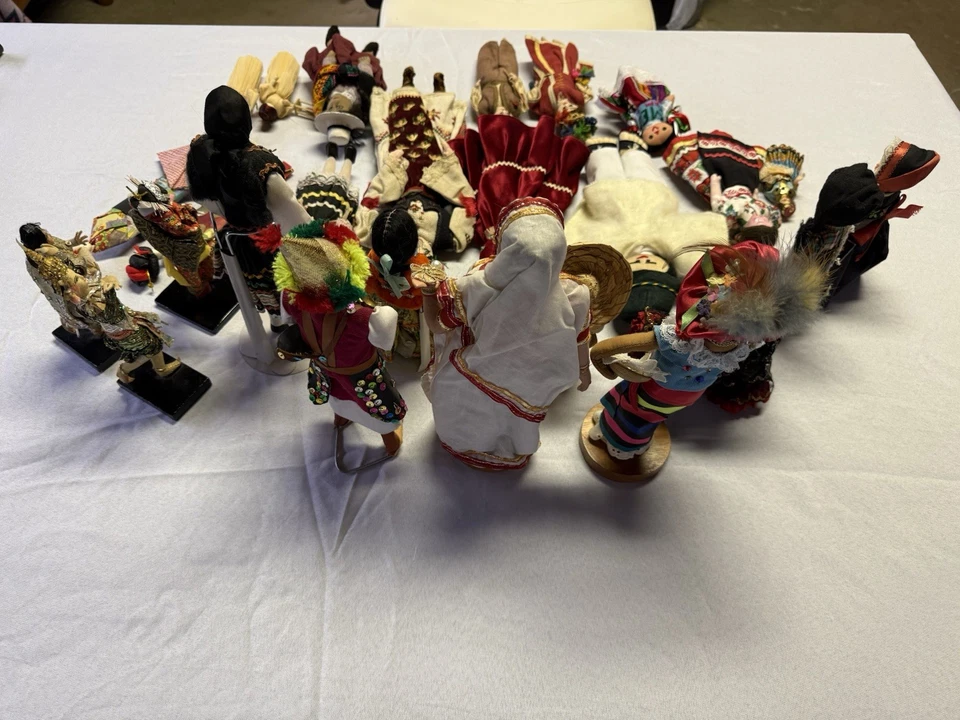 Gran Lote 28 Muñecas Europa Asia Escandinavia Latino Folk Nativo Multicultura De Colección Foto 2 de 4
