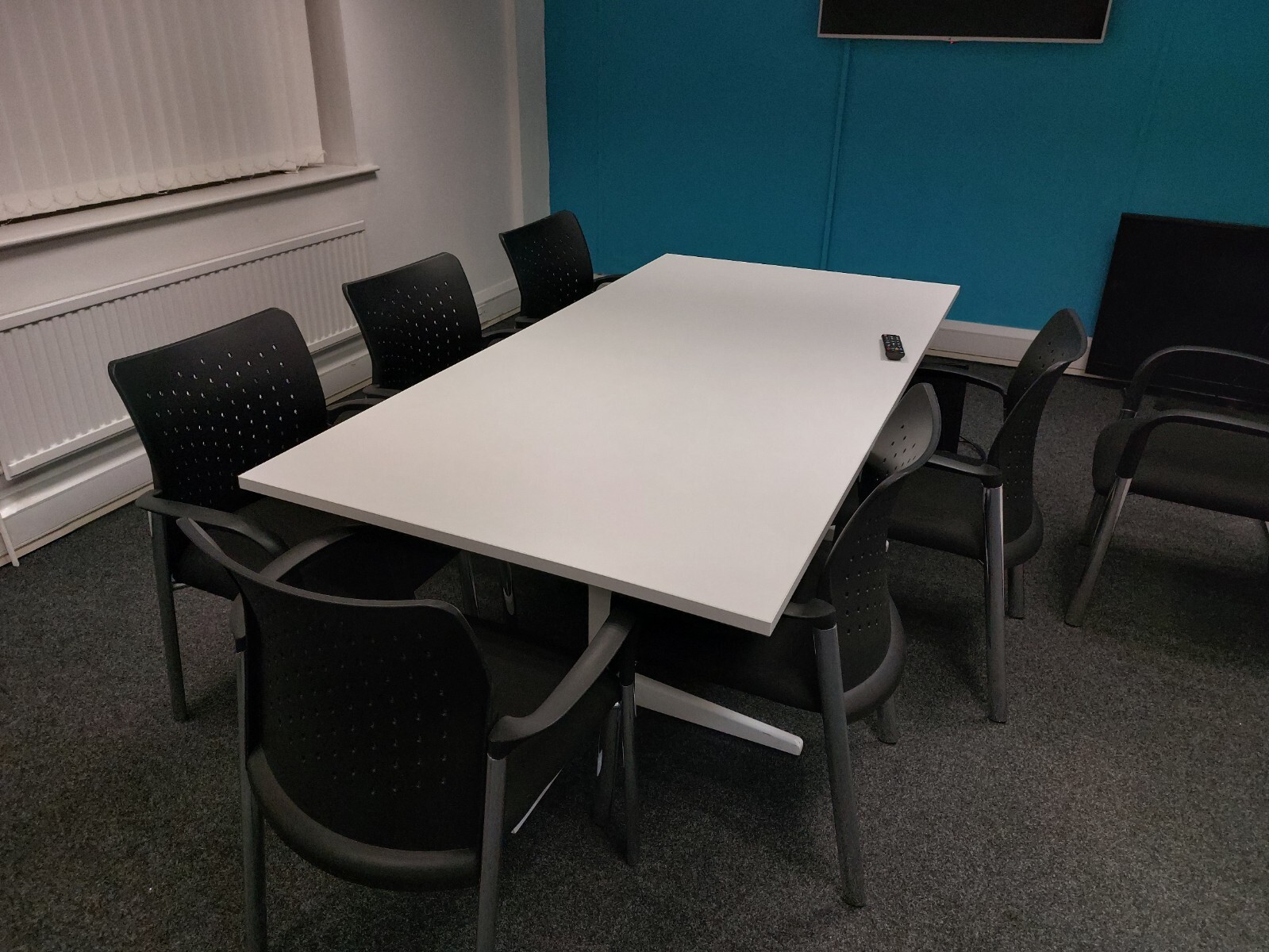 Quality White Office Furniture Job lot (Desks, Meeting Tables