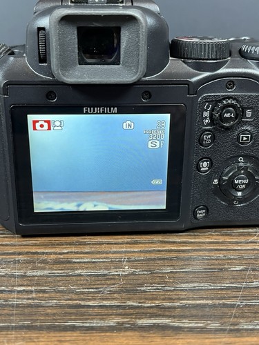 Cámara digital Fujifilm FINEPIX S200 EXR 12,0 MP 14,3x con estuche y accesorio - Imagen 7 de 15