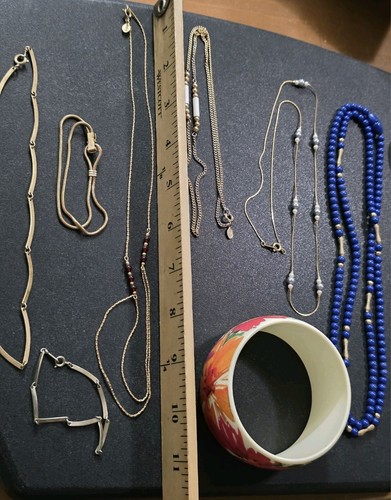 Vtg Lot Of 9 Avon Jewelry Pcs: Necklaces Bracelets/Bangle. Gold Tone, Chains Etc - Picture 14 of 14
