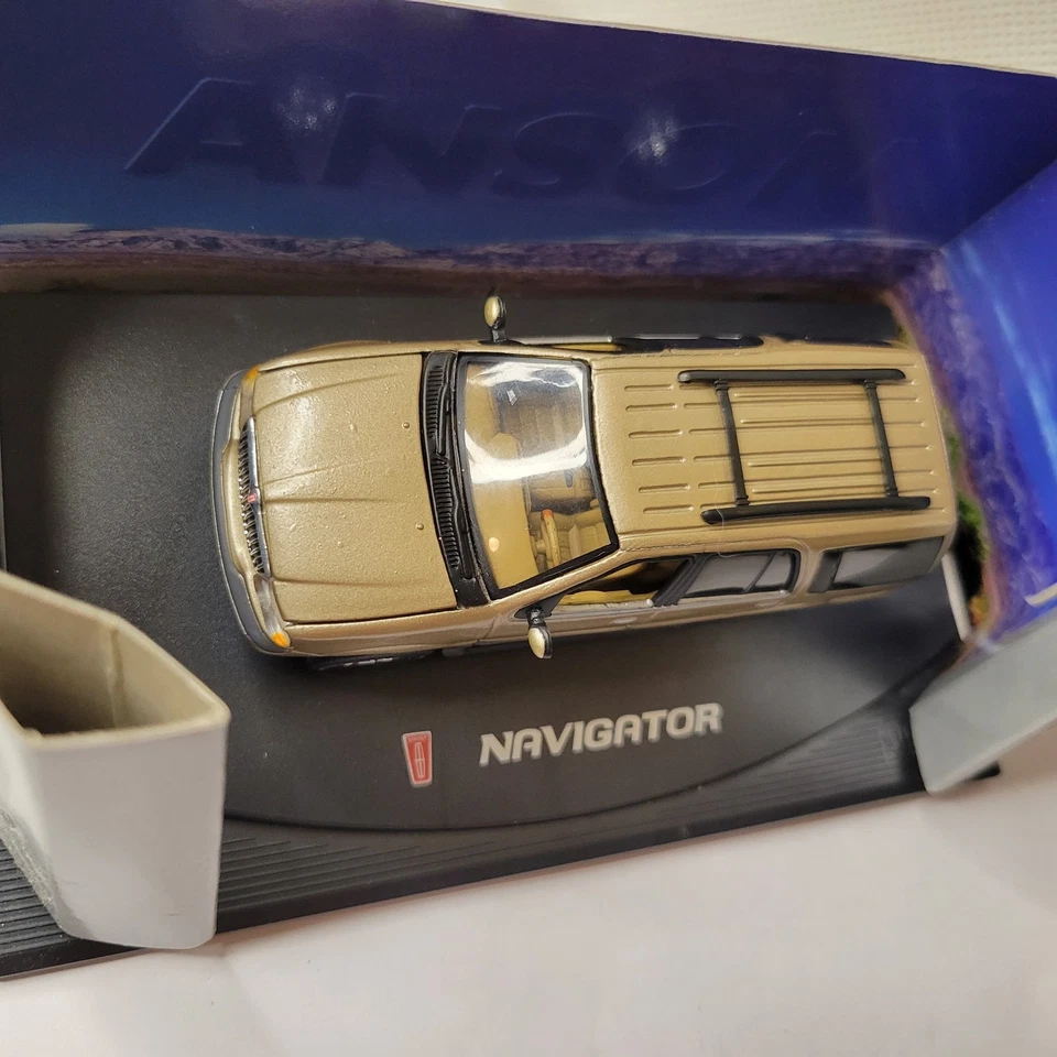 1/43 Anson Lincoln Navigator Diecast SUV Model Car Gold - Image 4 of 4