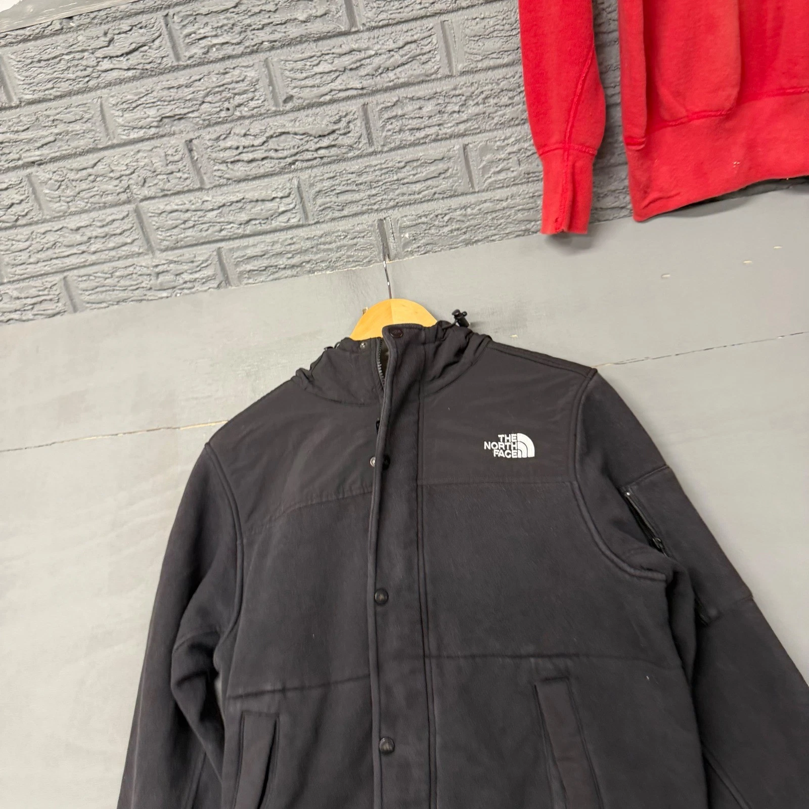 The North Face Mens Black Hooded Fleece Jacket Sherpa Lined Full Zip Snap Medium
Opens in a new wind