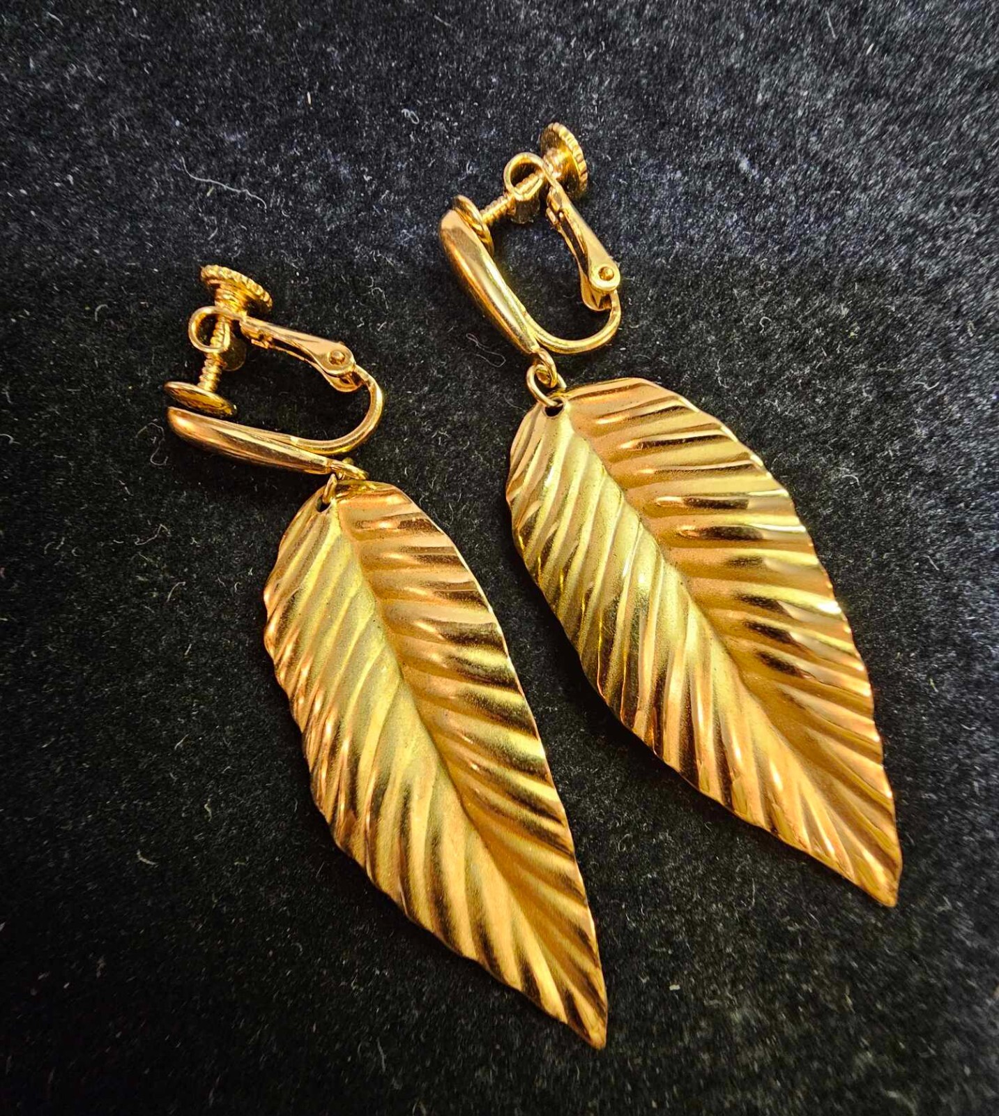 Signed Napier Leaf Dangle Screwback Earrings- S51 - image 2