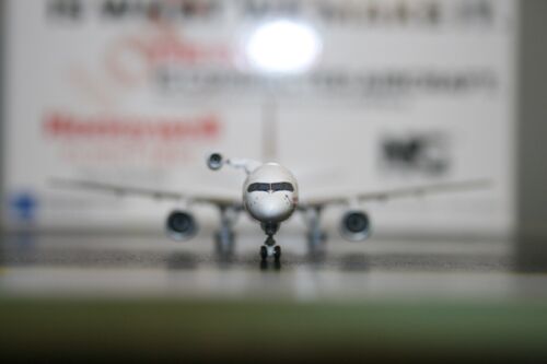 NG Models 1:400 Honeywell Boeing 757-200 N757HW (53181) Die-Cast Model Plane - Picture 8 of 8