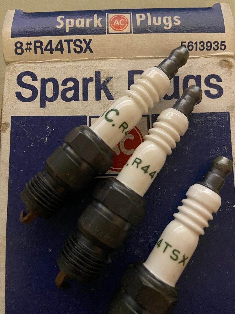 8 NOS AC DELCO R44TSX Spark Plugs Made USA 5613935 Genuine GM Part
