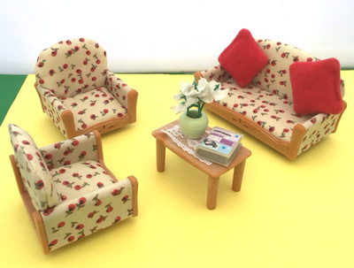 SYLVANIAN FAMILY DREITEILIGES SUITE-PAKET MIT EINIGEN ZUBEHÖRTEILEN