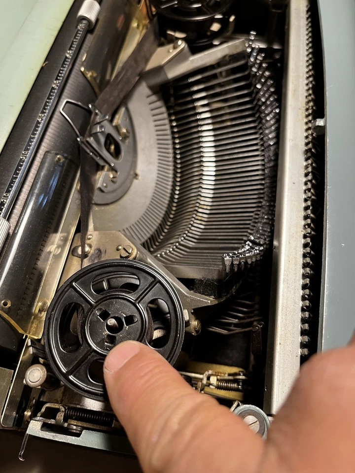 Olivetti Underwood Studio 44 ручная винтажная пишущая машинка с чехлом, книга - Изображение 4 из 4