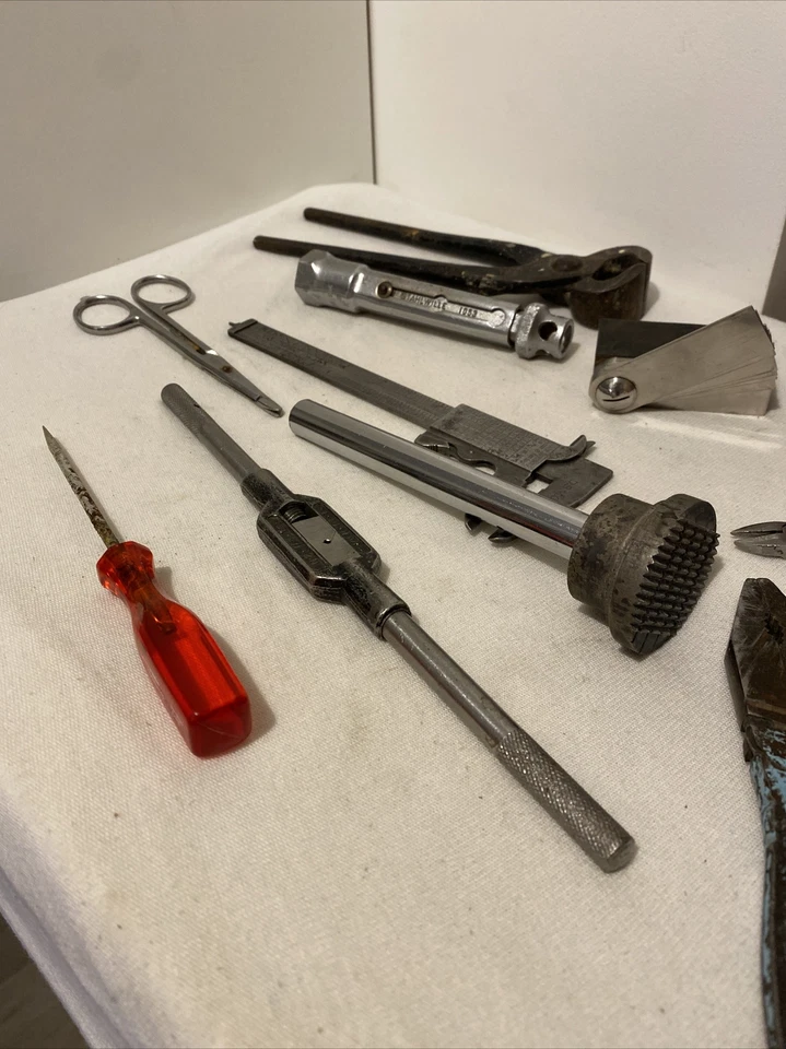 Lot Outils Anciens pour Bricolage En Métal Acier Pinces Tournevis Divers En Vrac - Photo 3/4