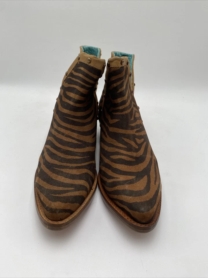 Botines Corral para mujer con estampado de cebra tachonados marrón/negro talla 8M Foto 2 de 4