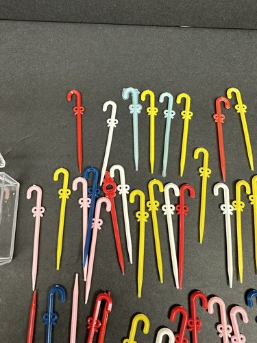 77 Vintage Hors D'oeuvre Cocktail Picks Party Picks Hooks & Bows Kitsch Plastic - Picture 2 of 10