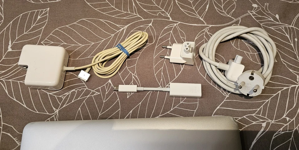 MacBook Air Modell A1465  / OS 14.3.  8 Zücken. - Bild 3 von 4