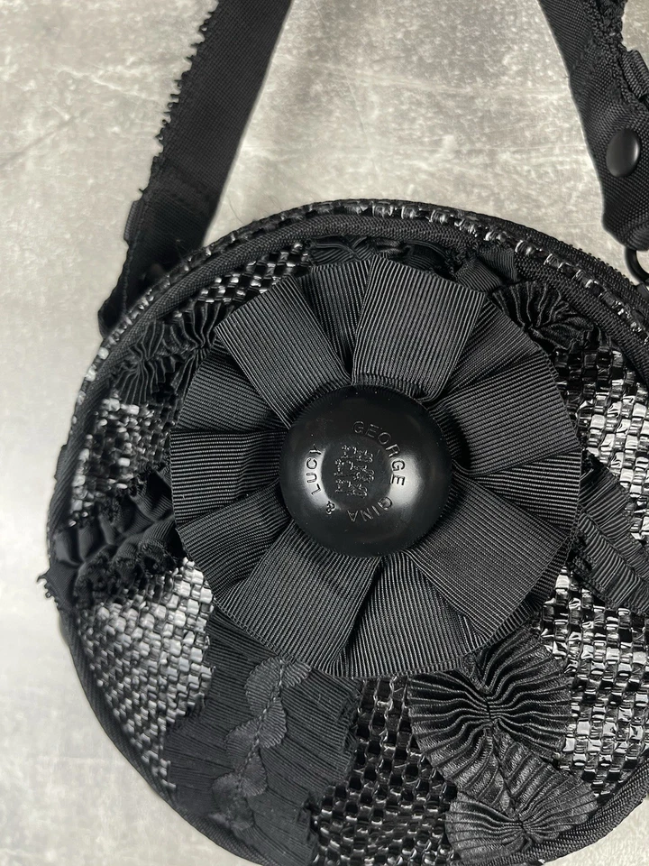 Bolso de hombro Avant Garde George Gina & Lucy “Gin Fizz” negro redondo de encaje Foto 4 de 4