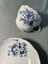 Meissen Kaffeetasse (4 Striche) mit UT (1. Wahl) Insekten Kornblume, Goldrand
