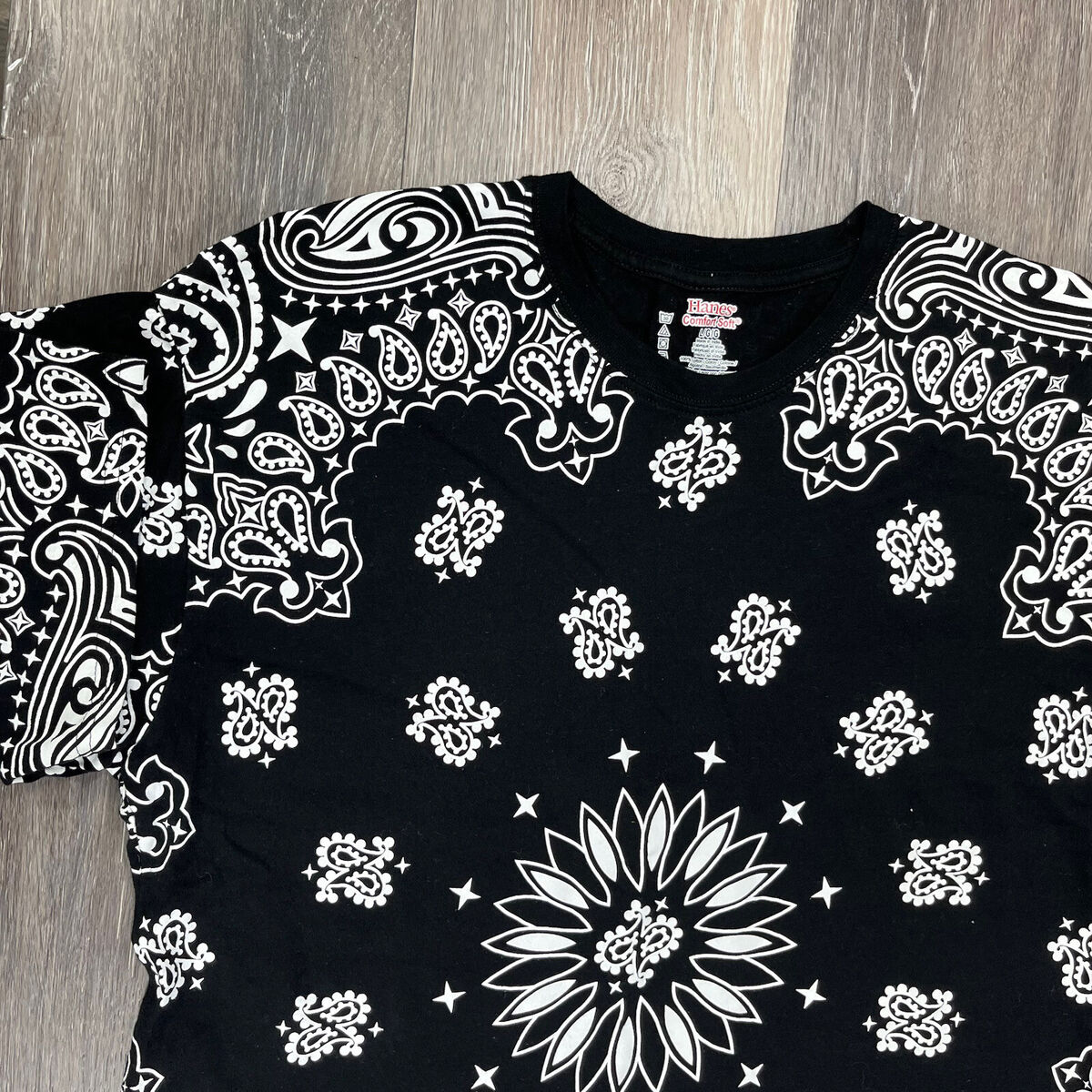 Supreme Hanes Bandana Tagless Tees Size Large Black FW22 Supreme Hanes Bandana Tagless Tees Size Large Black FW22