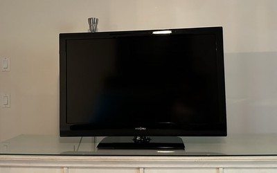 Insignia NS-32L240A13 32'' LCD TV 720p Flat Screen HDMI VGA USB ATSC Black
