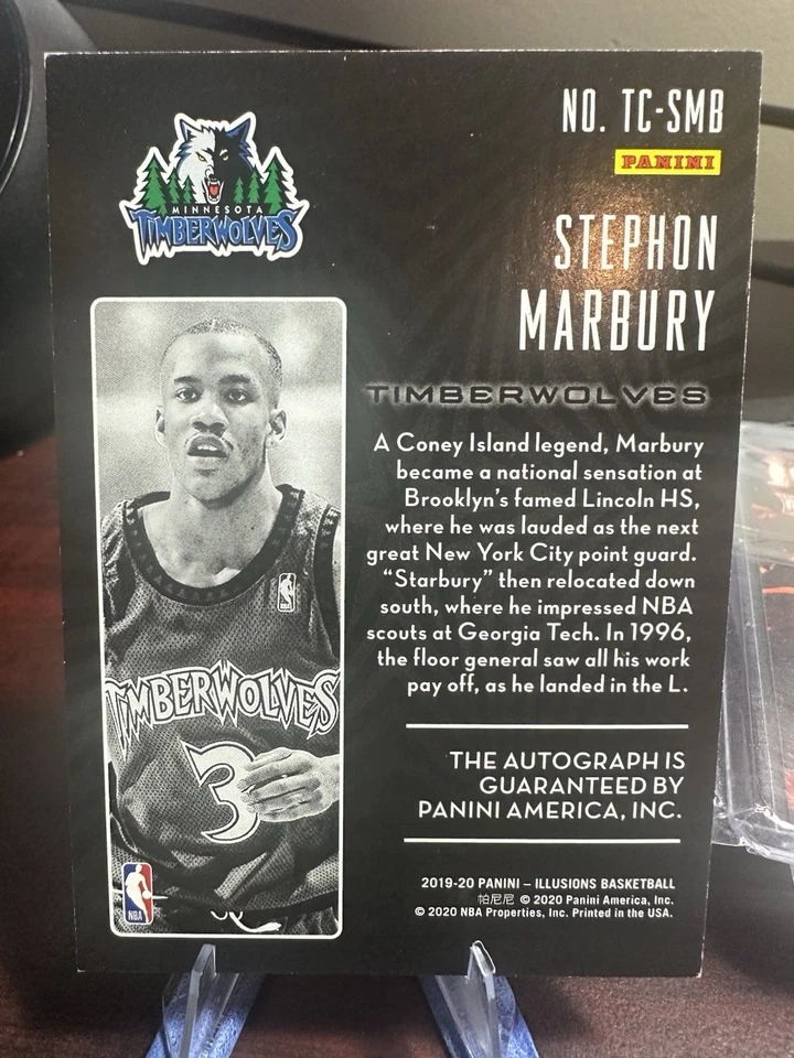Colección de trofeos Panini Illusions 2019-20 firmas Stephon Marbury Wolves SP Foto 2 de 2