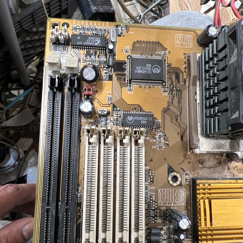 Enchufe de placa base FIC PA-2006 7 PGA321 Cyrix 686 MX 75 MHz Bus 2,5x Foto 2 de 4