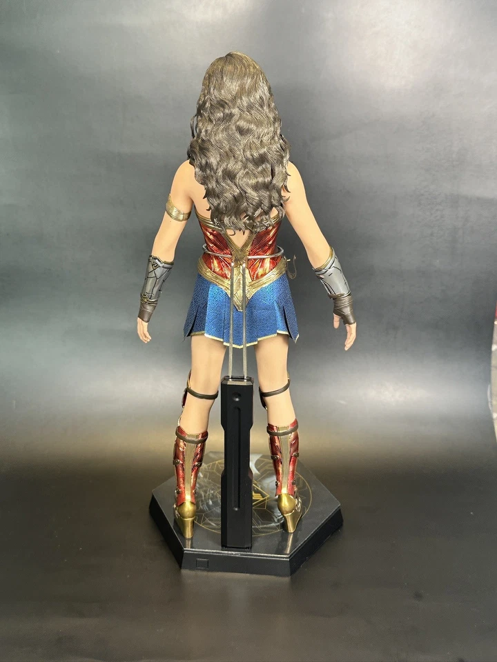 Wonder Woman 1984 hot toys With Custom Light Up lasso Of Truth! - Image 3 of 4