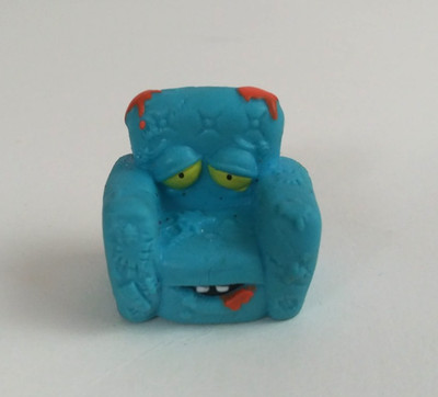 Moose Grossery Gang Series 3 Putrid Power Junk Yard Blue Ouch Couch