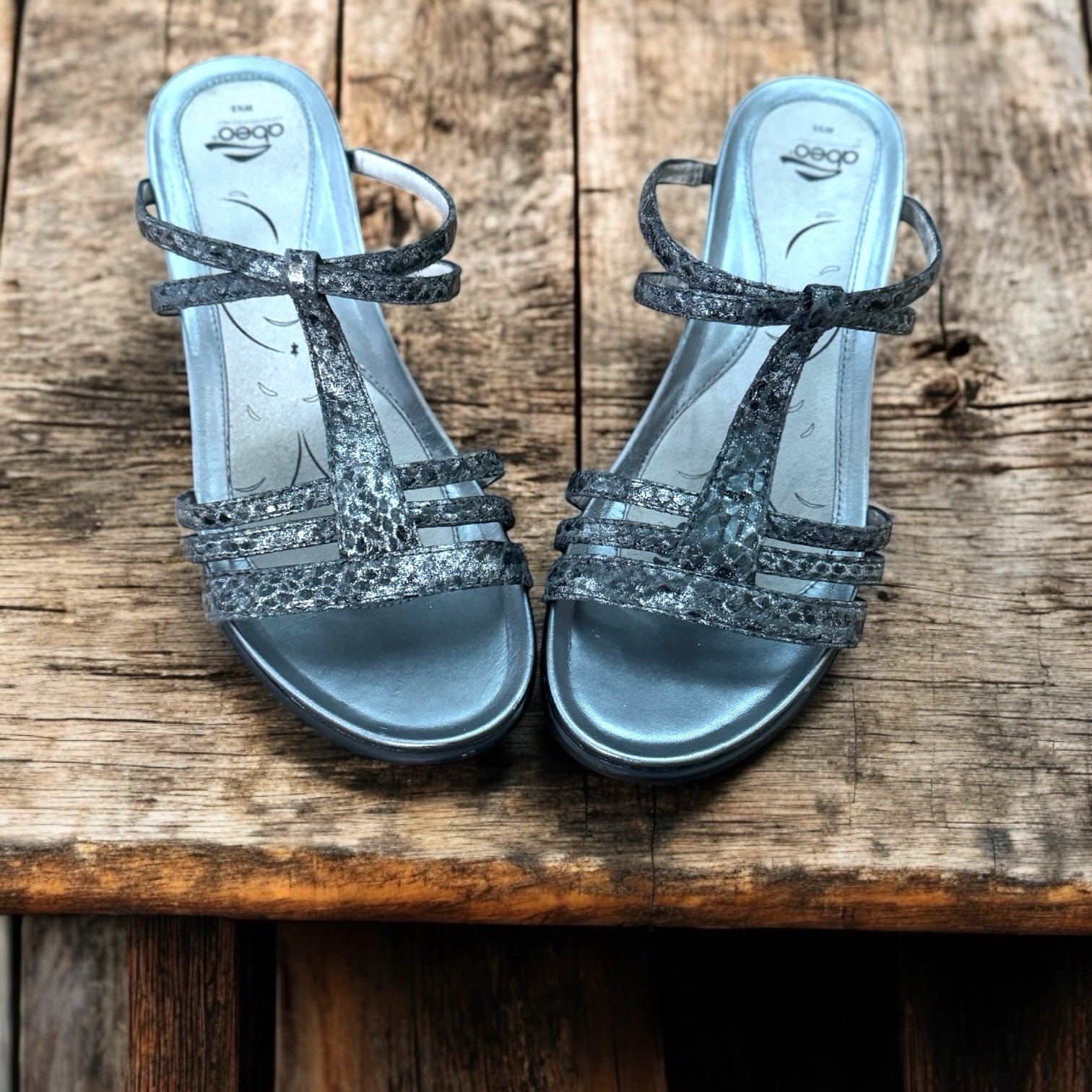 APL Sandali Abeo grigio argento pelle di serpente TStrap slide sandalo donna taglia 8 stretti