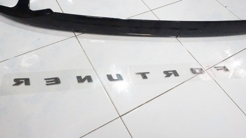 GENUINE 76801-0K570 TOYOTA NEW FORTUNER 2015-17 UNPAIN TAILGATE TRIM LINE STRIP - Picture 12 of 12