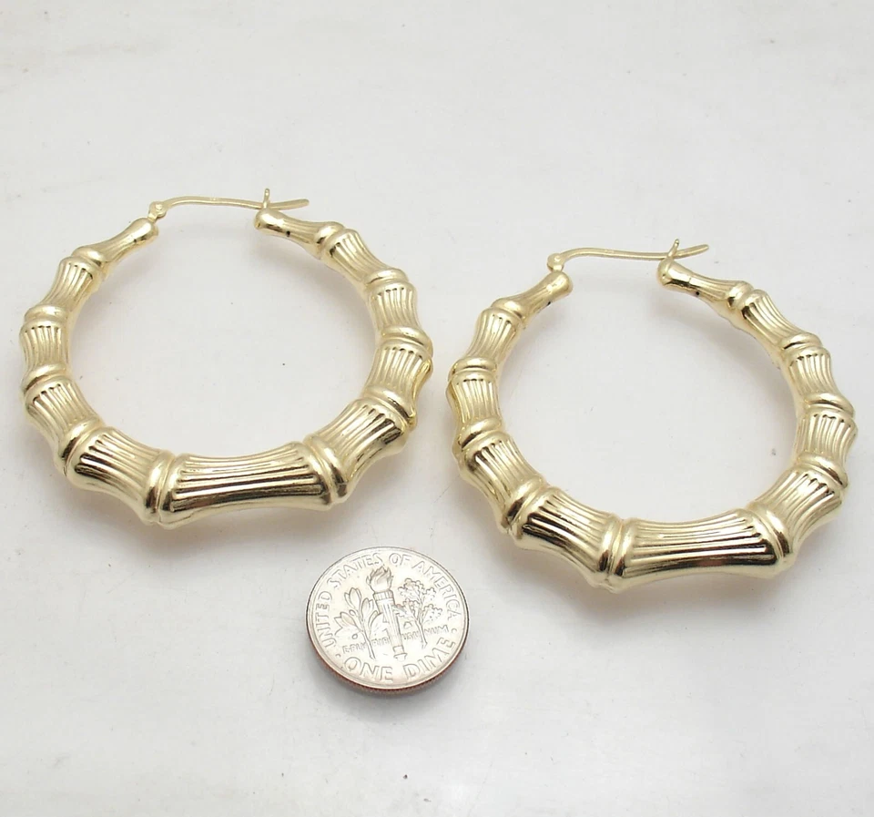Pendientes de aro Technibond de bambú graduados de 2" enchapados en oro amarillo de 14K en plata 925 Foto 4 de 4