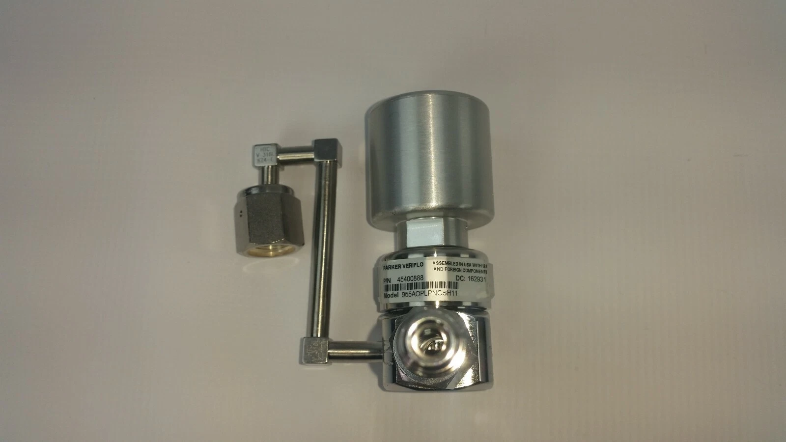 Parker Veriflo 955 valve, port view with label and bent tube stub