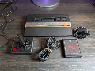 Atari 2600 JR Konsole + neuer Joystick, Netzteil & Spiel - getestet funktioniert