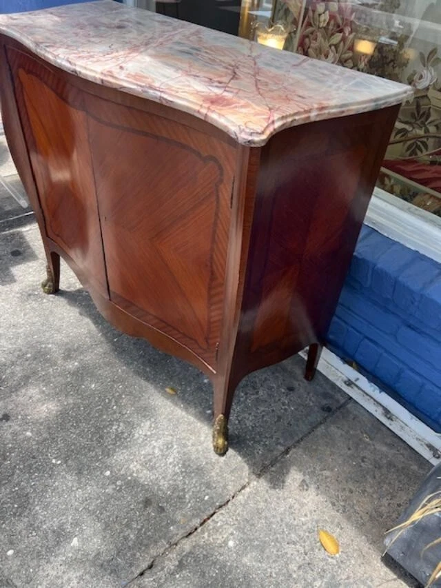 Antiguo armario francés de 2 puertas de caoba serpentina. Foto 4 de 4