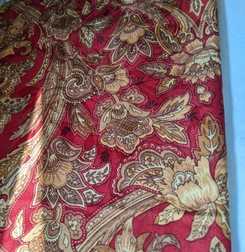 Telas Raymond Waites Mill Creek algodón rojo intenso cachemir 36" L X 54" W (1 yarda) Foto 2 de 4