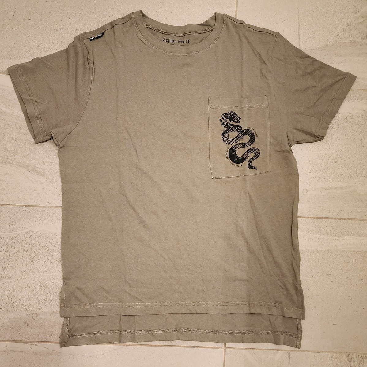 TAYLOR SWIFT Reputation Tour 公式グッズ　フーディー Rare Taylor Swift Reputation Tour 2018 medium black | Depop
