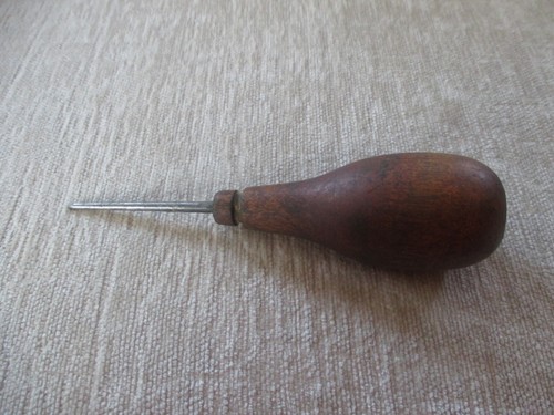 Antique vintage 5.5" Awl w/ Wooden Handle Leathermaking - Picture 2 of 6