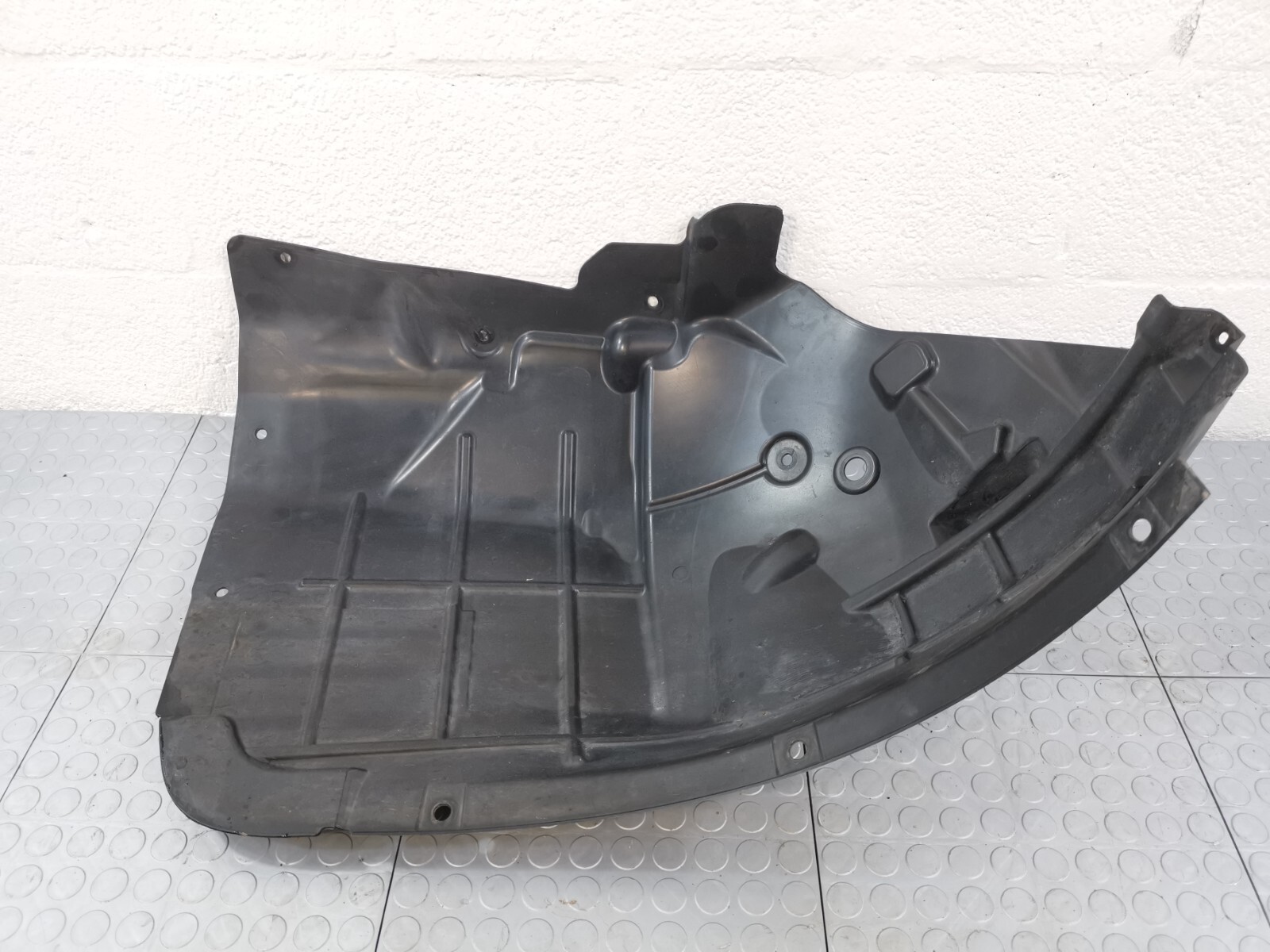 2017 - 2020 Maserati Levante FRONT LEFT FENDER SPLASH GUARD 670032466